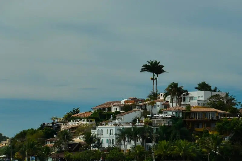 Obras em área de preservação são paralisadas por decisão judicial na Praia de Geribá em Búzios