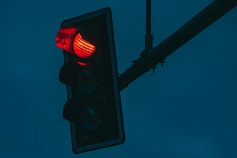 Trânsito é interditado na Avenida Teixeira e Souza para obras de asfaltamento em Cabo Frio